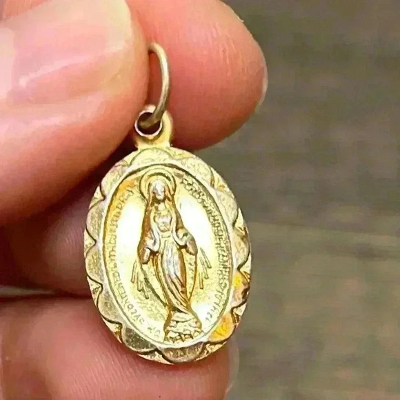 Vintage Religious Gold Tone Mary Pendant | Made in Hong Kong - Picture 1 of 2